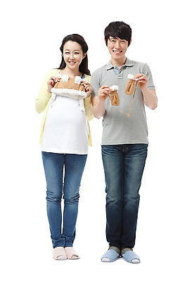 포토 JPG 스튜디오촬영 전신 모자 라이프스타일 부부 커플 여자 남자 행복 포즈 장갑 남편 털모자 실내 실내화 서기 미소 웃음 들기 누끼 사람 동양인 성인 두명 라이프 앞모습 캐주얼 30대 화목 임산부 임신 기쁨 아기용품 한국인 청바지 아기 아내 출산 보호 즐거움 오브젝트 털장갑 출산준비 아기모자 아기장갑 손모아장갑 국내포토 모자_잡화 잡화 옷 감정 뷰포인트 신발 컨셉 바지 관계 모션 표정 인종 내부 생활 장년 파일형식