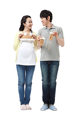 포토 JPG 스튜디오촬영 전신 모자 라이프스타일 부부 커플 여자 남자 행복 포즈 장갑 남편 털모자 실내 실내화 서기 미소 웃음 들기 누끼 사람 동양인 성인 두명 라이프 앞모습 캐주얼 30대 마주보기 화목 임산부 임신 기쁨 아기용품 한국인 청바지 아기 아내 출산 보호 즐거움 오브젝트 털장갑 출산준비 아기모자 아기장갑 손모아장갑 국내포토 모자_잡화 잡화 옷 감정 뷰포인트 신발 컨셉 바지 관계 모션 표정 인종 내부 생활 장년 파일형식