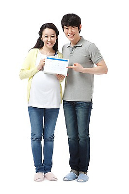 포토 JPG 스튜디오촬영 전신 라이프스타일 부부 커플 여자 남자 행복 포즈 남편 실내 실내화 서기 미소 웃음 들기 누끼 사람 동양인 손짓 성인 두명 라이프 앞모습 캐주얼 30대 화목 임산부 임신 기쁨 한국인 달력 청바지 가리킴 아내 출산 보호 즐거움 출산준비 예정일 탁상달력 장년만 성인만 국내포토 옷 감정 뷰포인트 신발 컨셉 바지 관계 모션 표정 인종 내부 생활 장년 파일형식