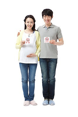 포토 JPG 스튜디오촬영 전신 라이프스타일 부부 커플 여자 남자 행복 캠페인 포즈 남편 어깨동무 안내 실내 실내화 경고 서기 미소 웃음 들기 누끼 사람 동양인 성인 두명 라이프 앞모습 캐주얼 30대 건강관리 화목 임산부 임신 기쁨 한국인 금지 청바지 아내 표지판 출산 보호 알림 즐거움 금연 금연표지판 장년만 성인만 국내포토 옷 감정 뷰포인트 신발 컨셉 바지 관계 모션 알림판 표정 건강 관리 인종 내부 생활 장년 사회이슈 파일형식