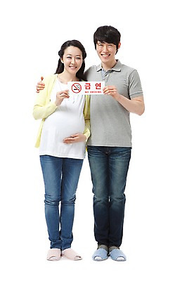 포토 JPG 스튜디오촬영 전신 라이프스타일 부부 커플 여자 남자 행복 캠페인 포즈 남편 어깨동무 안내 실내 실내화 경고 서기 미소 웃음 들기 누끼 사람 동양인 성인 두명 라이프 앞모습 캐주얼 30대 건강관리 화목 임산부 임신 기쁨 한국인 금지 청바지 아내 표지판 출산 보호 알림 즐거움 금연 금연표지판 장년만 성인만 국내포토 옷 감정 뷰포인트 신발 컨셉 바지 관계 모션 알림판 표정 건강 관리 인종 내부 생활 장년 사회이슈 파일형식