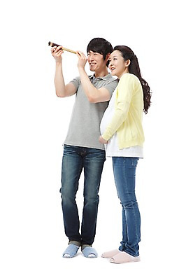 포토 JPG 스튜디오촬영 전신 라이프스타일 부부 커플 응시 여자 남자 행복 포즈 남편 실내 실내화 서기 미소 웃음 들기 누끼 사람 동양인 성인 두명 라이프 캐주얼 30대 화목 임산부 임신 망원경 기쁨 한국인 청바지 관찰 아내 출산 보호 즐거움 관측 장년만 성인만 국내포토 시선 옷 감정 신발 컨셉 바지 관계 모션 표정 인종 내부 생활 장년 파일형식