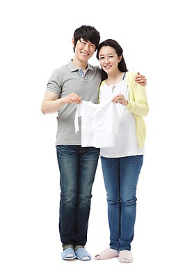 포토 JPG 스튜디오촬영 전신 라이프스타일 부부 커플 옷 여자 남자 행복 포즈 티셔츠 남편 어깨동무 실내 실내화 서기 미소 웃음 들기 누끼 사람 동양인 성인 두명 라이프 앞모습 캐주얼 30대 화목 임산부 임신 기쁨 아기용품 한국인 청바지 아내 출산 보호 즐거움 유아복 출산준비 아가옷 장년만 성인만 국내포토 감정 뷰포인트 신발 컨셉 셔츠 바지 관계 모션 표정 인종 내부 생활 장년 오브젝트 파일형식