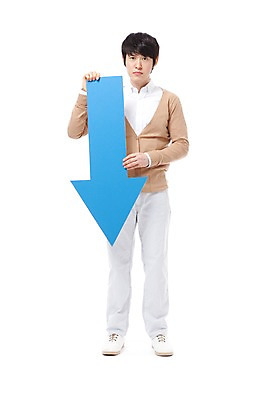 포토 JPG 스튜디오촬영 전신 라이프스타일 남자 화살표 포즈 모션 실내 한명 서기 들기 누끼 사람 동양인 성인 라이프 앞모습 30대 한국인 슬픔 실패 좌절 하락 방향 적자 남자만 남자한명만 성인남자만 성인한명만 성인남자한명만 장년만 장년남자만 장년남자한명만 성인만 국내포토 1 감정 뷰포인트 컨셉 인종 내부 생활 장년 파일형식