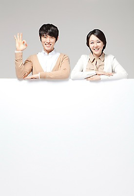 포토 JPG 스튜디오촬영 라이프스타일 배너 부부 커플 여자 남자 행복 포즈 신혼부부 남편 안내 알림판 실내 사랑 서기 웃음 사람 동양인 손짓 상반신 성인 두명 라이프 앞모습 30대 화목 기쁨 한국인 가리킴 아내 OK 알림 즐거움 공지사항 장년만 성인만 소식_알림 국내포토 감정 뷰포인트 컨셉 관계 모션 표정 인종 내부 생활 장년 신혼 파일형식