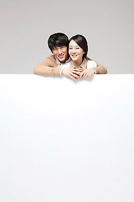 포토 JPG 스튜디오촬영 라이프스타일 배너 부부 커플 여자 남자 행복 포즈 신혼부부 안기 포옹 남편 안내 알림판 실내 사랑 서기 미소 웃음 사람 동양인 상반신 성인 두명 라이프 앞모습 30대 화목 기쁨 한국인 아내 알림 즐거움 공지사항 장년만 성인만 소식_알림 국내포토 감정 뷰포인트 컨셉 관계 모션 표정 인종 내부 생활 장년 신혼 파일형식