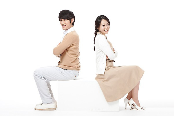 포토 JPG 스튜디오촬영 전신 라이프스타일 부부 커플 여자 남자 행복 포즈 신혼부부 모션 남편 실내 사랑 미소 웃음 누끼 사람 앉기 동양인 성인 두명 라이프 옆모습 30대 팔짱 화목 기쁨 한국인 등돌리기 아내 즐거움 장년만 성인만 돌아서기 국내포토 감정 뷰포인트 컨셉 관계 표정 인종 내부 생활 장년 신혼 파일형식