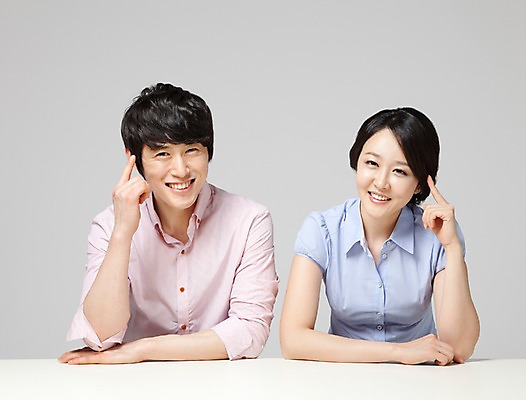 포토 JPG 스튜디오촬영 라이프스타일 부부 커플 여자 남자 행복 포즈 생각 신혼부부 모션 남편 실내 사랑 미소 웃음 사람 앉기 동양인 손짓 상반신 성인 두명 앞모습 30대 화목 기쁨 한국인 검지손가락 가리킴 아내 즐거움 장년만 성인만 국내포토 감정 뷰포인트 컨셉 손가락 관계 표정 인종 내부 생활 장년 신혼 파일형식