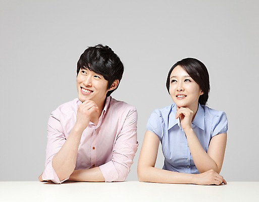 포토 JPG 스튜디오촬영 라이프스타일 부부 커플 응시 여자 남자 행복 포즈 생각 신혼부부 모션 남편 실내 사랑 미소 웃음 사람 앉기 동양인 상반신 성인 두명 앞모습 30대 턱괴기 화목 기쁨 한국인 아내 즐거움 장년만 성인만 국내포토 시선 감정 뷰포인트 컨셉 관계 표정 인종 내부 생활 장년 신혼 파일형식