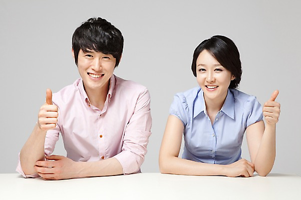 포토 JPG 스튜디오촬영 라이프스타일 부부 커플 여자 남자 행복 포즈 신혼부부 모션 남편 실내 사랑 웃음 사람 앉기 동양인 손짓 상반신 성인 두명 앞모습 30대 화목 기쁨 한국인 엄지손가락 아내 최고 즐거움 장년만 성인만 국내포토 감정 뷰포인트 컨셉 손가락 관계 표정 인종 내부 생활 장년 신혼 파일형식