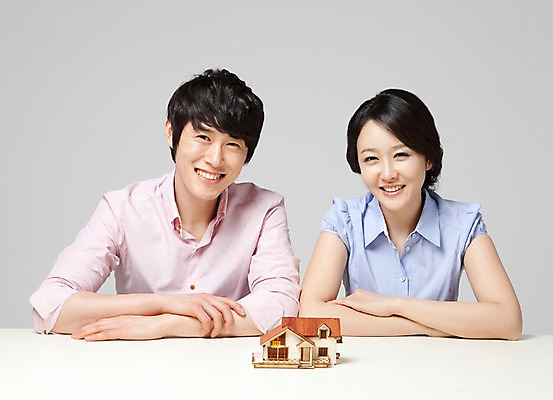 포토 JPG 스튜디오촬영 라이프스타일 부부 커플 여자 남자 행복 포즈 신혼부부 모션 남편 주택 실내 사랑 미소 웃음 사람 앉기 동양인 상반신 성인 두명 라이프 앞모습 30대 화목 기쁨 미니어처 한국인 아내 즐거움 내집마련 장년만 성인만 국내포토 감정 뷰포인트 컨셉 관계 부동산 표정 인종 내부 건물 생활 장년 모형 신혼 파일형식