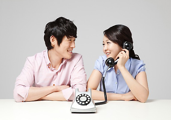 포토 JPG 스튜디오촬영 라이프스타일 부부 커플 여자 남자 행복 포즈 통신 신혼부부 모션 남편 실내 사랑 미소 웃음 들기 사람 앉기 동양인 상반신 성인 두명 라이프 30대 마주보기 화목 통신기기 기쁨 한국인 아내 전화기 유선전화기 즐거움 통화 장년만 성인만 국내포토 감정 컨셉 관계 표정 인종 내부 생활 장년 기계 신혼 파일형식