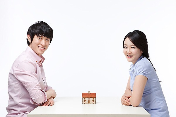 포토 JPG 스튜디오촬영 라이프스타일 부부 커플 여자 남자 행복 포즈 신혼부부 모션 남편 주택 실내 사랑 미소 웃음 사람 앉기 동양인 상반신 성인 두명 라이프 30대 화목 기쁨 미니어처 한국인 아내 즐거움 내집마련 마주앉기 장년만 성인만 국내포토 감정 컨셉 관계 부동산 표정 인종 내부 건물 생활 장년 모형 신혼 파일형식