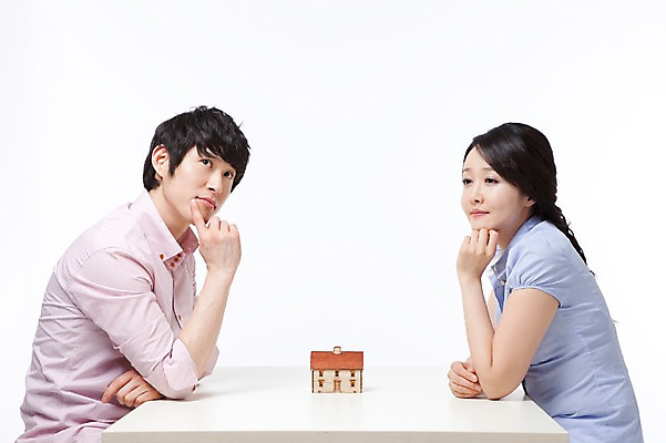 포토 JPG 스튜디오촬영 라이프스타일 부부 커플 응시 여자 남자 행복 포즈 생각 신혼부부 모션 남편 주택 실내 사랑 사람 앉기 동양인 상반신 성인 두명 라이프 30대 턱괴기 미니어처 한국인 아내 고민 내집마련 마주앉기 갈등 장년만 성인만 국내포토 시선 감정 관계 부동산 인종 내부 건물 생활 장년 모형 신혼 파일형식