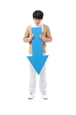 포토 JPG 스튜디오촬영 전신 라이프스타일 남자 화살표 포즈 모션 실내 한명 서기 들기 누끼 사람 동양인 성인 라이프 앞모습 30대 한국인 슬픔 실패 좌절 하락 방향 적자 남자만 남자한명만 성인남자만 성인한명만 성인남자한명만 장년만 장년남자만 장년남자한명만 성인만 국내포토 1 감정 뷰포인트 컨셉 인종 내부 생활 장년 파일형식