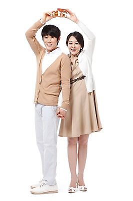 포토 JPG 스튜디오촬영 전신 라이프스타일 부부 커플 여자 남자 행복 포즈 신혼부부 모션 남편 주택 실내 사랑 서기 미소 웃음 들기 누끼 사람 동양인 성인 두명 라이프 앞모습 30대 손들기 모형 손잡기 화목 기쁨 미니어처 한국인 아내 즐거움 내집마련 장년만 성인만 국내포토 감정 뷰포인트 컨셉 관계 부동산 표정 인종 내부 건물 생활 장년 신혼 파일형식