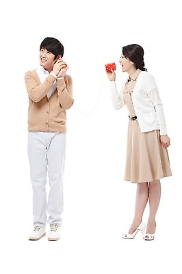 포토 JPG 스튜디오촬영 전신 라이프스타일 부부 커플 여자 남자 행복 포즈 신혼부부 남편 실내 사랑 서기 미소 웃음 들기 누끼 사람 동양인 성인 두명 라이프 30대 놀이용품 화목 기쁨 한국인 아내 실전화기 즐거움 전화놀이 실전화놀이 장년만 성인만 국내포토 감정 컨셉 관계 모션 놀이 표정 인종 내부 생활 장년 오브젝트 신혼 파일형식