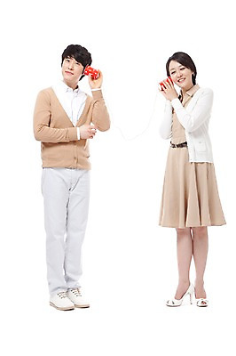 포토 JPG 스튜디오촬영 전신 라이프스타일 부부 커플 여자 남자 행복 포즈 신혼부부 남편 실내 사랑 서기 미소 웃음 들기 누끼 사람 동양인 성인 두명 라이프 앞모습 30대 놀이용품 화목 기쁨 듣기 한국인 아내 실전화기 즐거움 전화놀이 실전화놀이 장년만 성인만 국내포토 감정 뷰포인트 컨셉 관계 모션 놀이 표정 인종 내부 생활 장년 오브젝트 신혼 파일형식