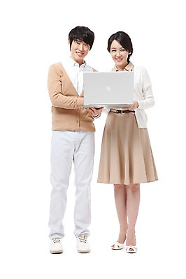 포토 JPG 스튜디오촬영 전신 라이프스타일 부부 커플 여자 남자 행복 포즈 인터넷 신혼부부 남편 실내 사랑 서기 미소 웃음 들기 누끼 사람 동양인 성인 두명 라이프 앞모습 30대 노트북 컴퓨터 화목 기쁨 한국인 아내 업무 작업실 즐거움 검색 장년만 성인만 국내포토 감정 뷰포인트 컨셉 관계 모션 표정 인종 내부 생활 장년 전자제품 작업 신혼 파일형식