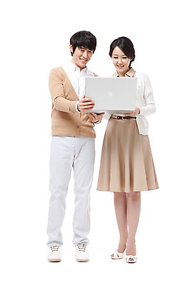 포토 JPG 스튜디오촬영 전신 라이프스타일 부부 커플 응시 여자 남자 행복 포즈 인터넷 신혼부부 남편 실내 사랑 서기 미소 웃음 들기 누끼 사람 동양인 성인 두명 라이프 앞모습 30대 노트북 컴퓨터 화목 기쁨 한국인 아내 업무 작업실 즐거움 검색 장년만 성인만 국내포토 시선 감정 뷰포인트 컨셉 관계 모션 표정 인종 내부 생활 장년 전자제품 작업 신혼 파일형식