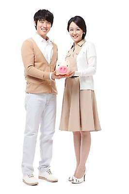 포토 JPG 스튜디오촬영 전신 라이프스타일 부부 커플 여자 남자 행복 포즈 신혼부부 모션 남편 실내 사랑 서기 미소 웃음 들기 사람 동양인 성인 두명 라이프 앞모습 30대 화목 기쁨 저축 한국인 돼지저금통 저금통 아내 돼지 즐거움 장년만 성인만 국내포토 감정 뷰포인트 컨셉 포유류 관계 표정 인종 내부 생활 장년 금융 신혼 파일형식