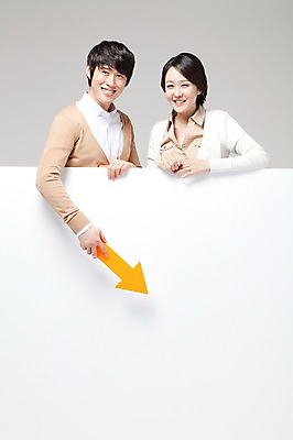 포토 JPG 스튜디오촬영 라이프스타일 배너 부부 커플 여자 남자 행복 화살표 포즈 신혼부부 남편 안내 알림판 실내 사랑 서기 미소 웃음 사람 동양인 손짓 상반신 성인 두명 라이프 앞모습 30대 화목 기쁨 한국인 가리킴 아내 알림 즐거움 공지사항 장년만 성인만 소식_알림 국내포토 감정 뷰포인트 컨셉 관계 모션 표정 인종 내부 생활 장년 신혼 파일형식
