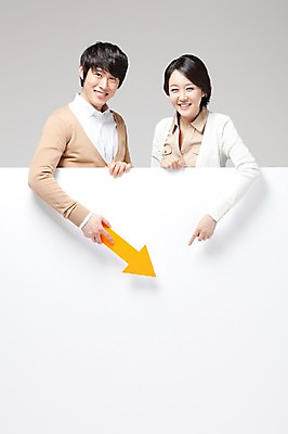 포토 JPG 스튜디오촬영 라이프스타일 배너 부부 커플 여자 남자 행복 화살표 포즈 신혼부부 남편 안내 알림판 실내 사랑 서기 미소 웃음 사람 동양인 손짓 상반신 성인 두명 라이프 앞모습 30대 화목 기쁨 한국인 가리킴 아내 알림 즐거움 공지사항 장년만 성인만 소식_알림 국내포토 감정 뷰포인트 컨셉 관계 모션 표정 인종 내부 생활 장년 신혼 파일형식