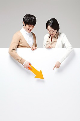 포토 JPG 스튜디오촬영 라이프스타일 배너 부부 커플 응시 여자 남자 행복 화살표 포즈 신혼부부 남편 안내 알림판 실내 서기 미소 웃음 사람 동양인 손짓 상반신 성인 두명 라이프 30대 화목 기쁨 한국인 가리킴 아내 알림 즐거움 공지사항 장년만 성인만 소식_알림 국내포토 시선 감정 컨셉 관계 모션 표정 인종 내부 생활 장년 신혼 파일형식