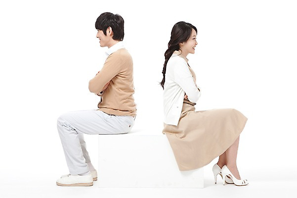 포토 JPG 스튜디오촬영 전신 라이프스타일 부부 커플 여자 남자 행복 포즈 신혼부부 모션 남편 실내 사랑 미소 웃음 누끼 사람 앉기 동양인 성인 두명 라이프 옆모습 30대 팔짱 화목 기쁨 한국인 등돌리기 아내 즐거움 장년만 성인만 돌아서기 국내포토 감정 뷰포인트 컨셉 관계 표정 인종 내부 생활 장년 신혼 파일형식