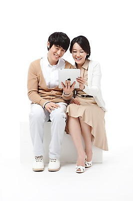 포토 JPG 스튜디오촬영 전신 라이프스타일 부부 커플 응시 여자 남자 행복 포즈 신혼부부 모션 남편 실내 사랑 미소 웃음 들기 누끼 사람 앉기 동양인 성인 두명 라이프 앞모습 30대 컴퓨터 태블릿 화목 기쁨 터치 한국인 아내 즐거움 장년만 성인만 국내포토 시선 감정 뷰포인트 컨셉 관계 표정 인종 내부 생활 장년 전자제품 스마트기기 신혼 파일형식