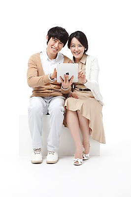 포토 JPG 스튜디오촬영 전신 라이프스타일 부부 커플 여자 남자 행복 포즈 신혼부부 모션 남편 실내 사랑 미소 웃음 들기 누끼 사람 앉기 동양인 손짓 성인 두명 라이프 앞모습 30대 컴퓨터 태블릿 화목 기쁨 터치 한국인 검지손가락 가리킴 아내 즐거움 장년만 성인만 국내포토 감정 뷰포인트 컨셉 손가락 관계 표정 인종 내부 생활 장년 전자제품 스마트기기 신혼 파일형식