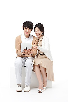 포토 JPG 스튜디오촬영 전신 라이프스타일 부부 커플 여자 남자 행복 포즈 신혼부부 모션 남편 실내 사랑 미소 웃음 들기 누끼 사람 앉기 동양인 손짓 성인 두명 라이프 앞모습 30대 컴퓨터 태블릿 화목 기쁨 터치 한국인 검지손가락 가리킴 아내 즐거움 장년만 성인만 국내포토 감정 뷰포인트 컨셉 손가락 관계 표정 인종 내부 생활 장년 전자제품 스마트기기 신혼 파일형식