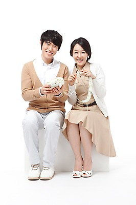포토 JPG 스튜디오촬영 전신 라이프스타일 부부 커플 여자 남자 행복 포즈 신혼부부 모션 남편 실내 사랑 미소 웃음 누끼 사람 앉기 동양인 성인 두명 라이프 앞모습 30대 화목 기쁨 한국인 아내 뜨개질 털실 실 즐거움 오브젝트 장년만 성인만 국내포토 감정 뷰포인트 컨셉 관계 표정 인종 취미 내부 생활 장년 신혼 파일형식