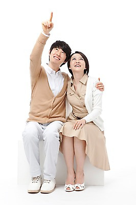 포토 JPG 스튜디오촬영 전신 라이프스타일 부부 커플 응시 여자 남자 행복 포즈 신혼부부 모션 남편 어깨동무 실내 사랑 미소 웃음 누끼 사람 앉기 동양인 손짓 성인 두명 라이프 앞모습 30대 화목 기쁨 한국인 검지손가락 가리킴 아내 즐거움 장년만 성인만 국내포토 시선 감정 뷰포인트 컨셉 손가락 관계 표정 인종 내부 생활 장년 신혼 파일형식