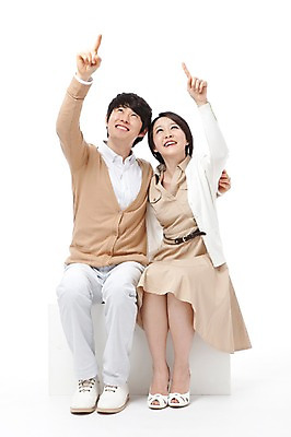 포토 JPG 스튜디오촬영 전신 라이프스타일 부부 커플 응시 여자 남자 행복 포즈 신혼부부 모션 남편 어깨동무 실내 사랑 미소 웃음 누끼 사람 앉기 동양인 손짓 성인 두명 라이프 앞모습 30대 화목 기쁨 한국인 검지손가락 가리킴 아내 즐거움 장년만 성인만 국내포토 시선 감정 뷰포인트 컨셉 손가락 관계 표정 인종 내부 생활 장년 신혼 파일형식