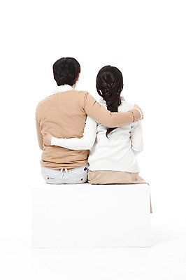 포토 JPG 스튜디오촬영 라이프스타일 부부 커플 여자 남자 행복 포즈 신혼부부 모션 남편 어깨동무 실내 사랑 미소 웃음 누끼 사람 앉기 동양인 상반신 성인 두명 라이프 뒷모습 30대 화목 기쁨 한국인 아내 즐거움 장년만 성인만 국내포토 감정 뷰포인트 컨셉 관계 표정 인종 내부 생활 장년 신혼 파일형식