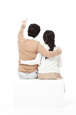 포토 JPG 스튜디오촬영 라이프스타일 부부 커플 여자 남자 행복 포즈 신혼부부 모션 남편 어깨동무 실내 사랑 미소 웃음 누끼 사람 앉기 동양인 손짓 상반신 성인 두명 라이프 뒷모습 30대 화목 기쁨 한국인 검지손가락 가리킴 아내 즐거움 장년만 성인만 국내포토 감정 뷰포인트 컨셉 손가락 관계 표정 인종 내부 생활 장년 신혼 파일형식