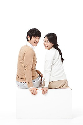포토 JPG 스튜디오촬영 라이프스타일 부부 커플 여자 남자 행복 포즈 신혼부부 모션 남편 실내 사랑 미소 웃음 누끼 사람 앉기 동양인 상반신 성인 두명 라이프 뒷모습 30대 화목 기쁨 한국인 아내 즐거움 장년만 성인만 국내포토 감정 뷰포인트 컨셉 관계 표정 인종 내부 생활 장년 신혼 파일형식