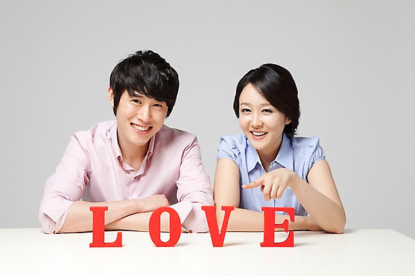 포토 JPG 스튜디오촬영 문자 라이프스타일 부부 커플 알파벳 영어 여자 남자 행복 포즈 신혼부부 모션 남편 대문자 실내 사랑 미소 웃음 사람 앉기 동양인 손짓 상반신 성인 두명 라이프 앞모습 30대 단어 화목 기쁨 한국인 검지손가락 가리킴 아내 책상 즐거움 장년만 성인만 국내포토 감정 뷰포인트 가구 컨셉 손가락 관계 표정 인종 내부 생활 장년 신혼 파일형식