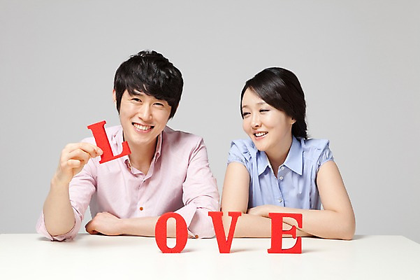 포토 JPG 스튜디오촬영 문자 라이프스타일 부부 커플 알파벳 영어 응시 여자 남자 행복 포즈 신혼부부 모션 남편 대문자 실내 사랑 미소 웃음 들기 사람 앉기 동양인 상반신 성인 두명 라이프 앞모습 30대 단어 화목 기쁨 한국인 아내 책상 즐거움 장년만 성인만 국내포토 시선 감정 뷰포인트 가구 컨셉 관계 표정 인종 내부 생활 장년 신혼 파일형식