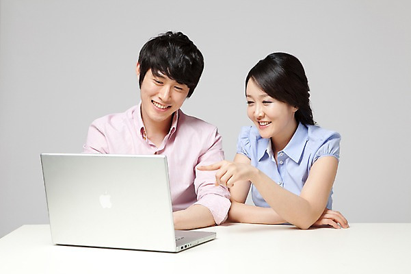 포토 JPG 스튜디오촬영 라이프스타일 부부 커플 응시 여자 남자 행복 포즈 신혼부부 모션 남편 어깨동무 실내 사랑 미소 웃음 사람 앉기 동양인 손짓 상반신 성인 두명 라이프 30대 노트북 컴퓨터 화목 기쁨 한국인 검지손가락 가리킴 아내 업무 작업실 책상 즐거움 검색 장년만 성인만 국내포토 시선 감정 가구 컨셉 손가락 관계 표정 인종 내부 생활 장년 전자제품 작업 신혼 파일형식