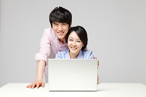 포토 JPG 스튜디오촬영 라이프스타일 부부 커플 여자 남자 행복 포즈 신혼부부 모션 남편 실내 사랑 미소 웃음 사람 동양인 상반신 성인 두명 라이프 앞모습 30대 노트북 컴퓨터 화목 기쁨 한국인 아내 업무 작업실 책상 즐거움 검색 장년만 성인만 국내포토 감정 뷰포인트 가구 컨셉 관계 표정 인종 내부 생활 장년 전자제품 작업 신혼 파일형식