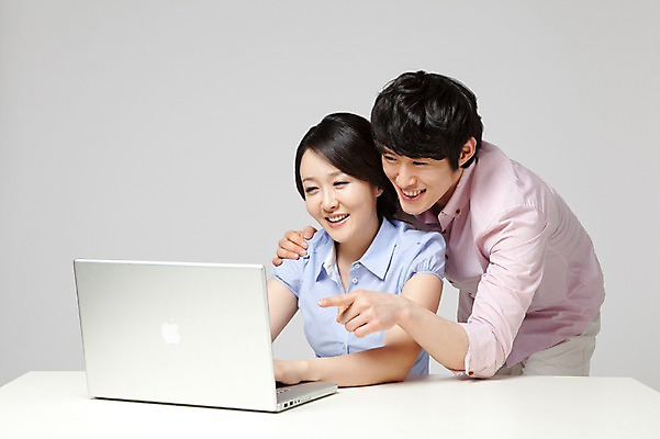 포토 JPG 스튜디오촬영 라이프스타일 부부 커플 응시 여자 남자 행복 포즈 신혼부부 모션 남편 어깨동무 실내 사랑 미소 웃음 사람 동양인 손짓 상반신 성인 두명 라이프 30대 노트북 컴퓨터 화목 기쁨 한국인 검지손가락 가리킴 아내 업무 작업실 책상 즐거움 검색 장년만 성인만 국내포토 시선 감정 가구 컨셉 손가락 관계 표정 인종 내부 생활 장년 전자제품 작업 신혼 파일형식