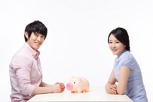 포토 JPG 스튜디오촬영 라이프스타일 부부 커플 여자 남자 행복 포즈 신혼부부 모션 남편 실내 사랑 미소 웃음 사람 앉기 동양인 상반신 성인 두명 라이프 30대 화목 기쁨 저축 한국인 돼지저금통 저금통 아내 돼지 책상 즐거움 마주앉기 장년만 성인만 국내포토 감정 가구 컨셉 포유류 관계 표정 인종 내부 생활 장년 금융 신혼 파일형식