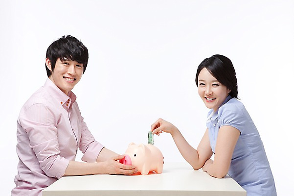 포토 JPG 스튜디오촬영 라이프스타일 부부 커플 여자 남자 행복 포즈 지폐 돈 신혼부부 모션 남편 실내 사랑 미소 웃음 들기 사람 앉기 동양인 상반신 성인 두명 라이프 30대 화목 기쁨 저축 한국인 돼지저금통 저금통 아내 돼지 만원 책상 즐거움 마주앉기 장년만 성인만 국내포토 감정 가구 컨셉 포유류 관계 표정 인종 내부 생활 장년 금융 재산 신혼 파일형식