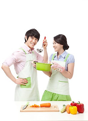 포토 JPG 스튜디오촬영 라이프스타일 식기 부부 커플 여자 남자 행복 음식 허리손 포즈 채소 신혼부부 주방용품 남편 오이 파프리카 도마 실내 요리 서기 웃음 들기 누끼 사람 동양인 상반신 성인 두명 라이프 30대 농작물 앞치마 화목 당근 기쁨 한국인 아내 칼 냄비 먹기 즐거움 식칼 간보기 장년만 성인만 국내포토 감정 생활용품 컨셉 농업 관계 모션 뿌리채소 표정 인종 내부 생활 장년 솥 신혼 파일형식