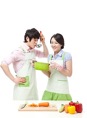 포토 JPG 스튜디오촬영 라이프스타일 식기 부부 커플 여자 남자 행복 음식 허리손 포즈 채소 신혼부부 주방용품 남편 오이 파프리카 도마 실내 요리 서기 웃음 들기 누끼 사람 동양인 상반신 성인 두명 라이프 30대 농작물 앞치마 화목 당근 기쁨 한국인 아내 칼 냄비 먹기 즐거움 식칼 간보기 장년만 성인만 국내포토 감정 생활용품 컨셉 농업 관계 모션 뿌리채소 표정 인종 내부 생활 장년 솥 신혼 파일형식