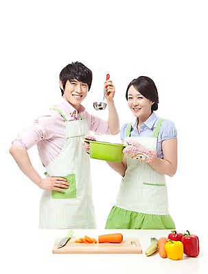 포토 JPG 스튜디오촬영 라이프스타일 식기 부부 커플 여자 남자 행복 음식 허리손 포즈 채소 신혼부부 주방용품 남편 오이 파프리카 도마 실내 요리 서기 웃음 들기 누끼 사람 동양인 상반신 성인 두명 라이프 30대 농작물 앞치마 화목 당근 기쁨 한국인 아내 칼 냄비 먹기 즐거움 식칼 간보기 장년만 성인만 국내포토 감정 생활용품 컨셉 농업 관계 모션 뿌리채소 표정 인종 내부 생활 장년 솥 신혼 파일형식