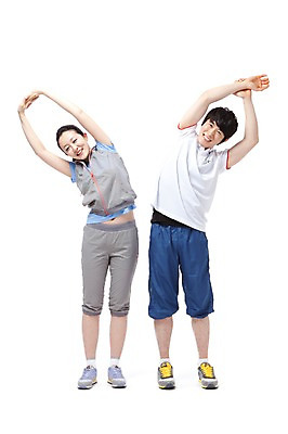 포토 JPG 스튜디오촬영 전신 라이프스타일 커플 여자 남자 행복 포즈 모션 실내 서기 미소 웃음 누끼 사람 동양인 손짓 성인 두명 라이프 앞모습 30대 운동복 운동 손들기 스트레칭 화목 기쁨 한국인 목표 즐거움 기지개 열정 체조 과정 장년만 성인만 국내포토 옷 감정 뷰포인트 컨셉 관계 표정 건강 인종 내부 생활 장년 파일형식