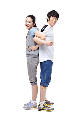 포토 JPG 스튜디오촬영 전신 라이프스타일 커플 여자 남자 행복 포즈 모션 실내 서기 미소 웃음 누끼 사람 동양인 성인 두명 라이프 옆모습 30대 운동복 운동 팔짱 스트레칭 화목 기쁨 한국인 등맞대기 목표 즐거움 열정 체조 과정 장년만 성인만 국내포토 옷 감정 뷰포인트 컨셉 관계 표정 건강 인종 내부 생활 장년 파일형식